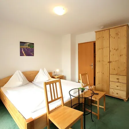 Jasmin Τσελ αμ Ζέε